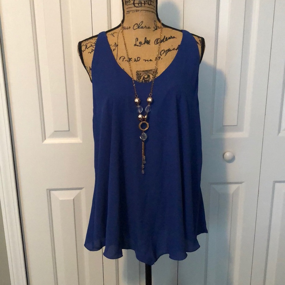 NWOT Zenobia Blue Flowing Tank Top with Necklace